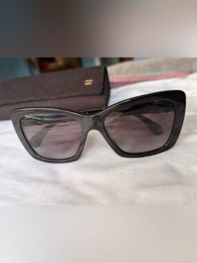 CHANEL Black Oversized Cat-Eye Sunglasses with Gradient Lenses